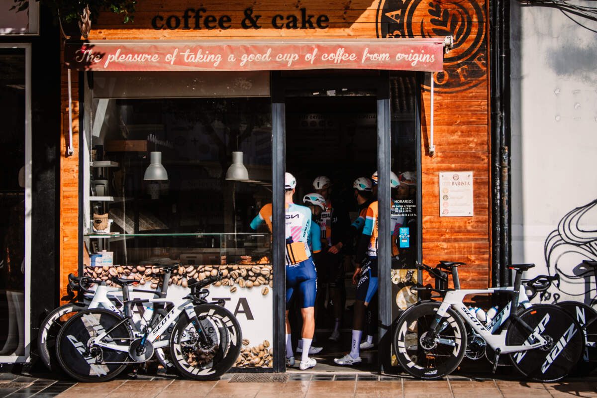 Coffee stop, Volta Comunitat Valenciana 2026 training